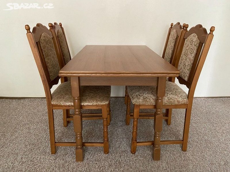 Stůl jídelní dřevěný, rozkládací a 4 dřevěné židle
