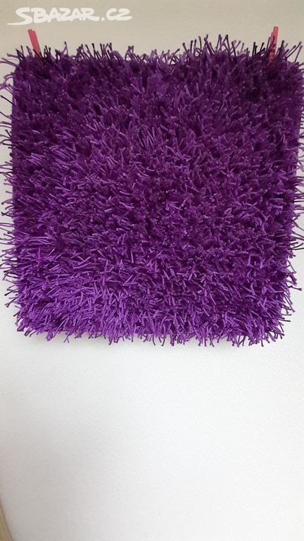 Fialový protiskluzový koberec Kleine Wolke
