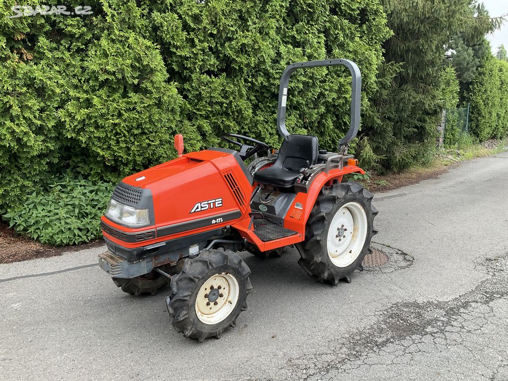 Japonský traktor Kubota A-175 s ochraným rámem