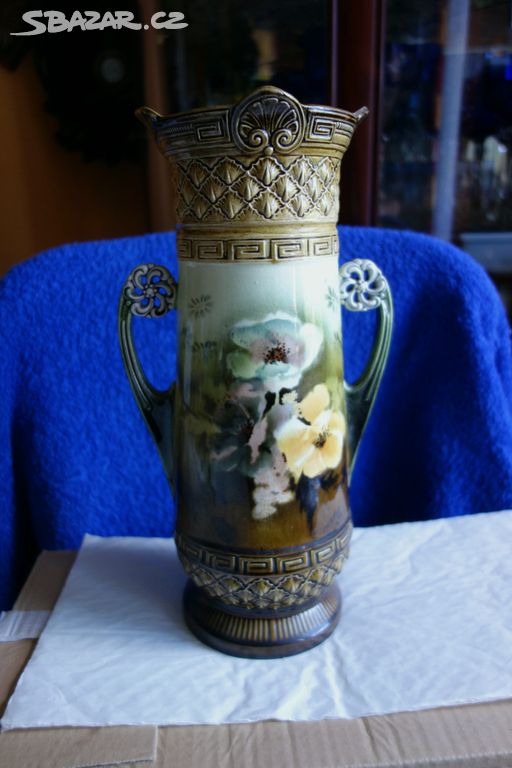 Pěkná, secesní majoliková váza s florálním motivem