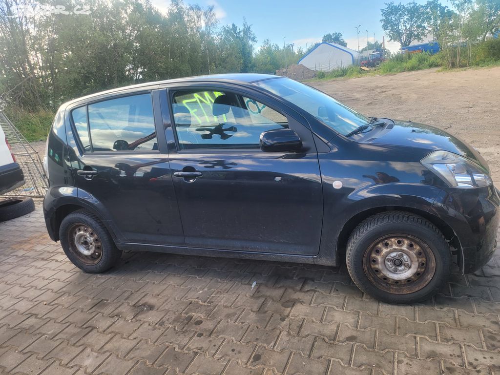 Prodám náhradní díly z vozu DAIHATSU SIRION