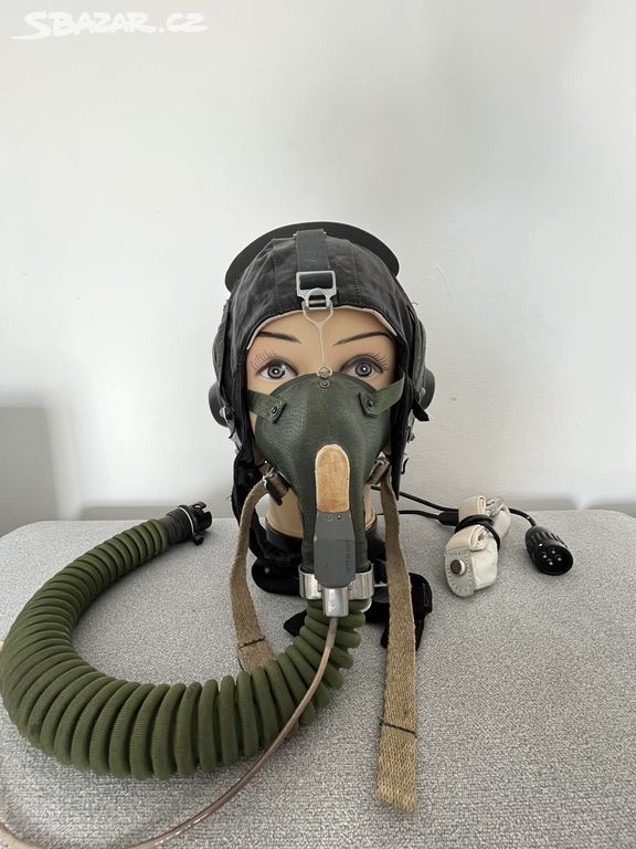 Letecká helma s kyslíkovou maskou