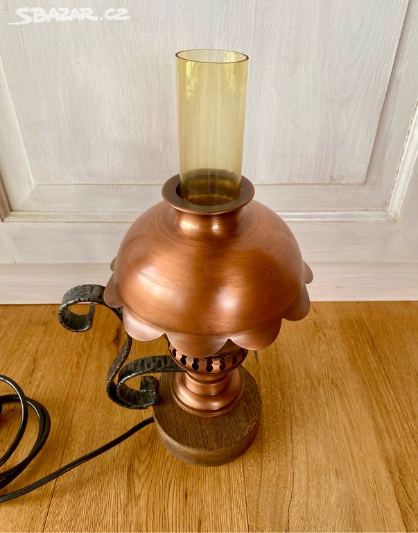 Stará krásná měděná lampa ve stylu petrolejky