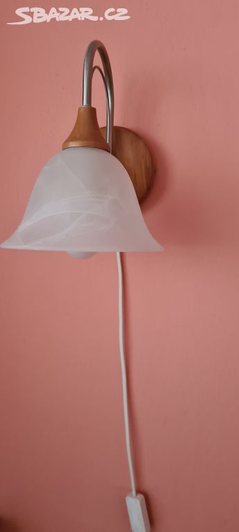 Lampa na zeď z mléčného skla a s dřevěnými prvky