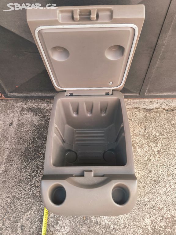 Velký chladící box/lednice originál místo sedadla