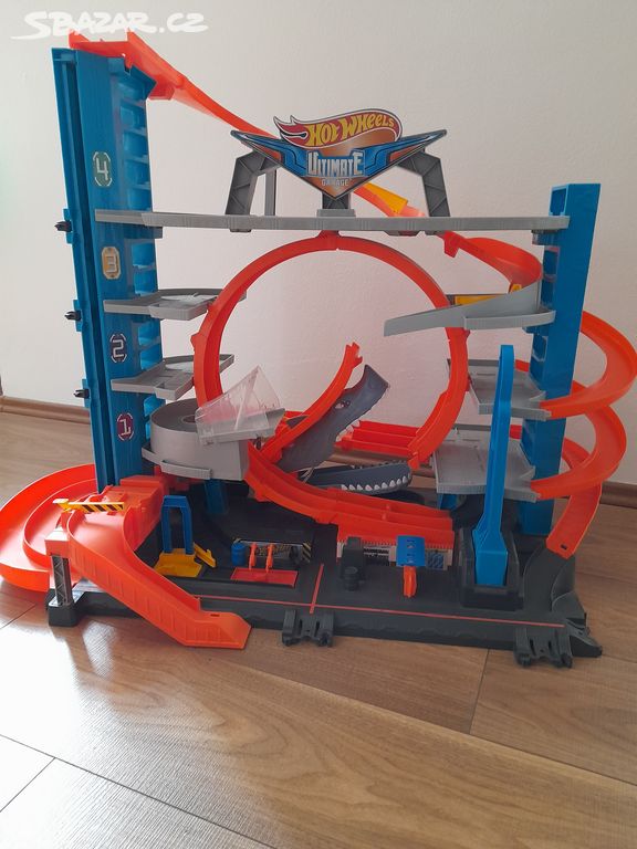 Hot Wheels garáž se smyčkou a žralokem