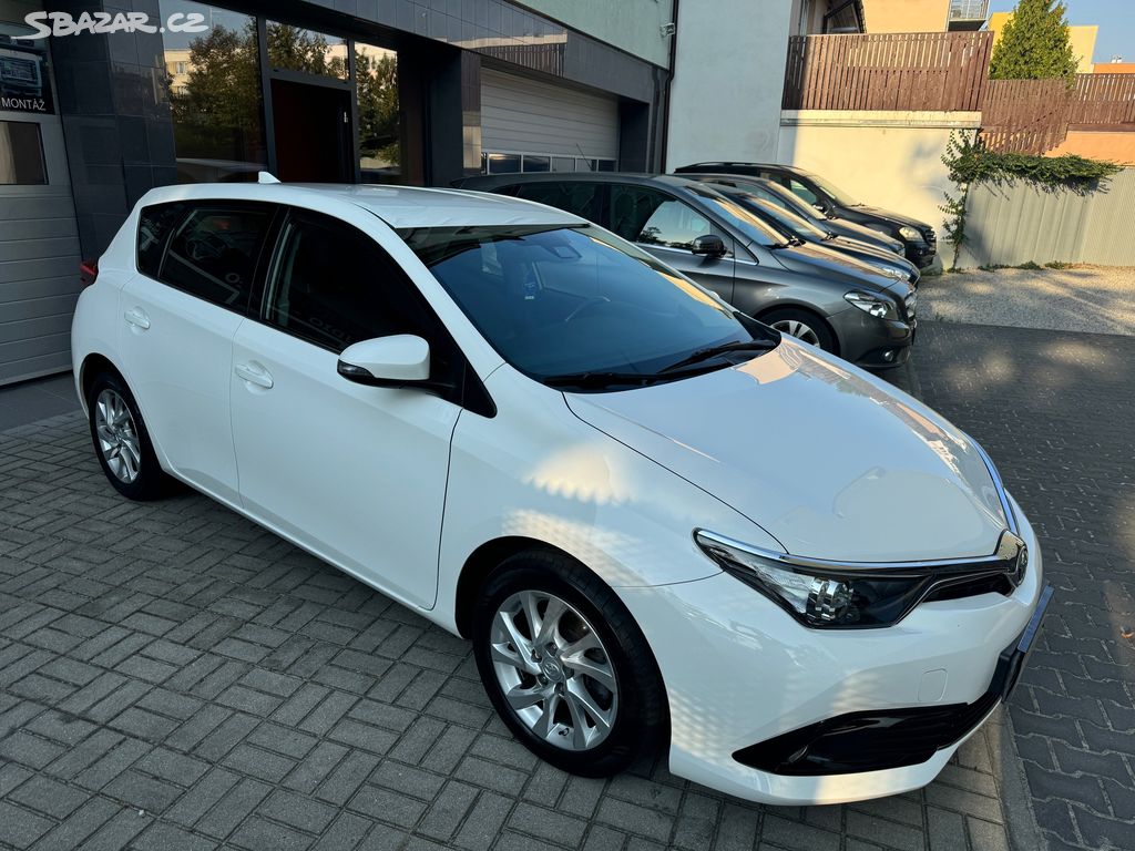 Toyota Auris 1,2T 85kW, serviska, 2x kola