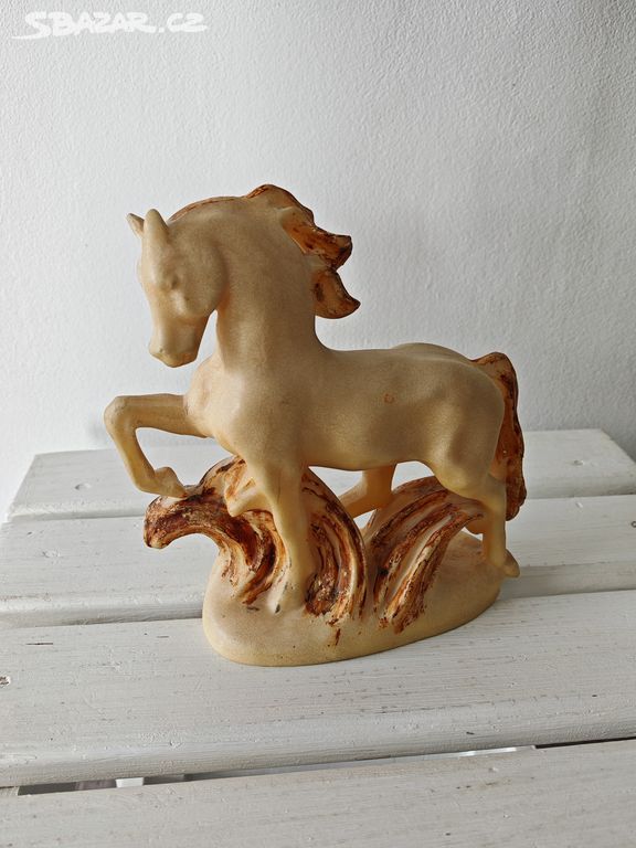 Soška koně alabastr