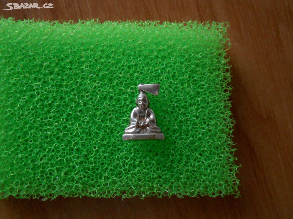 Pěkný amulet - stříbrný přívěšek Buddha, nový