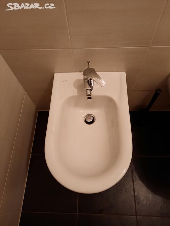 Závěsný bidet Laufen Pro včetně baterie Grohe.