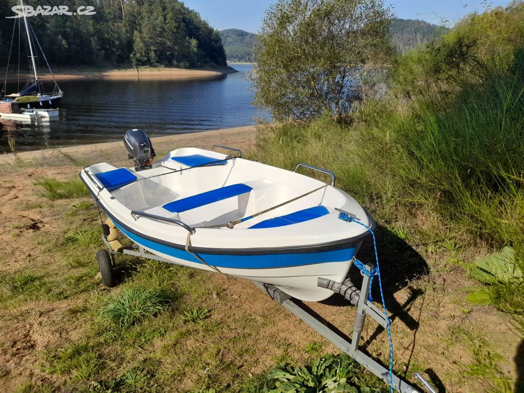 Zánovní loď vč. motoru a transportního vozíku