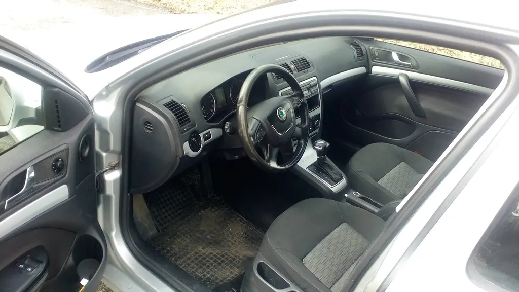 Škoda Octavia combi II 2.0 TDI DSG Elegance CZ-TOP - fotka 2