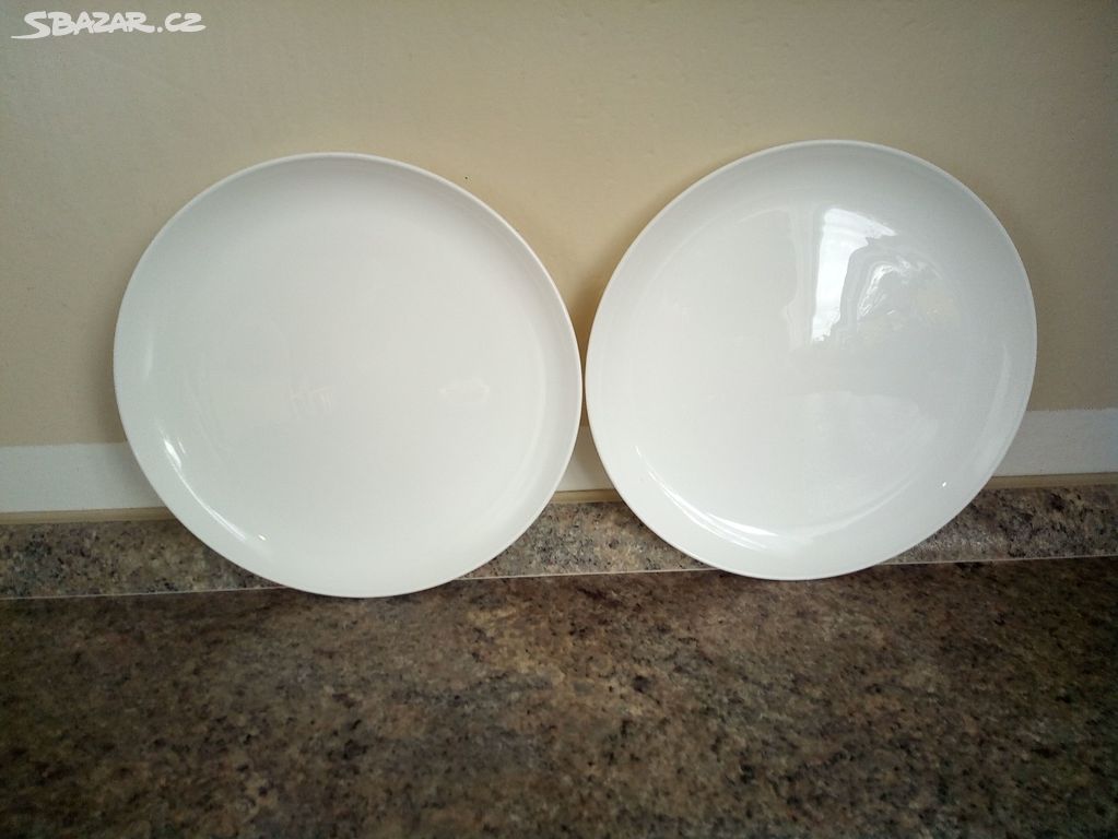Dva bílé talířky, průměr 17 cm,