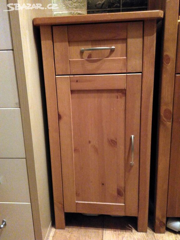 nízká dřevěná koupelnová skříňka se šuplíkem