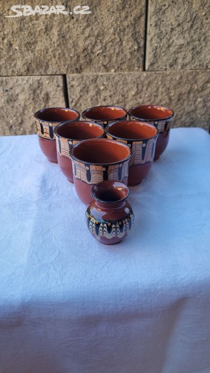 Sada hrnků z bulharské keramiky