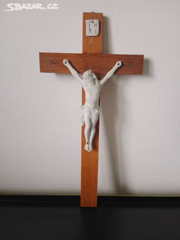 Kříž bukový s porcelánovým Ježíšem