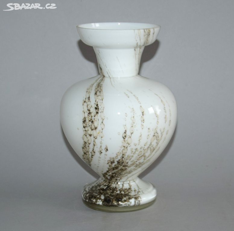 starší váza bílé sklo žíhané
