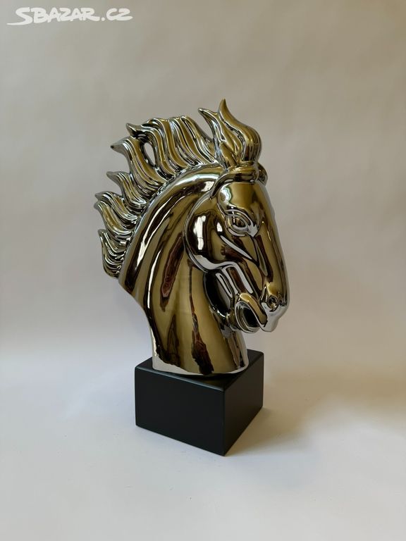 Hlava koně - socha ve stříbrném provedení