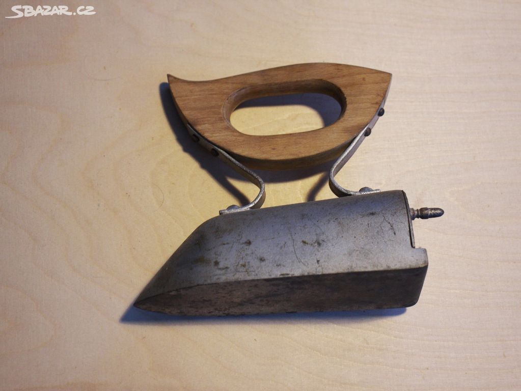 Stará žehlička kovová, dřevěné držadlo