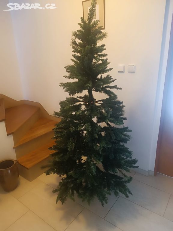 Umělý vánoční stromek, výška 180 cm.