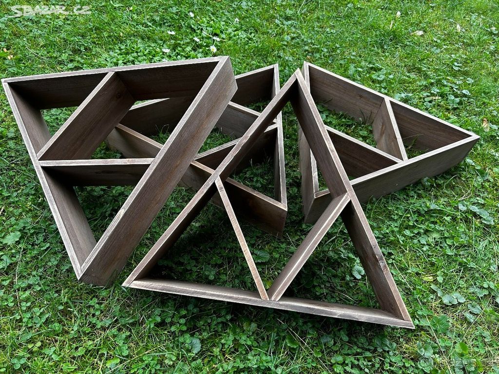 Trojúhelníkové designové dřevěné závěsné police