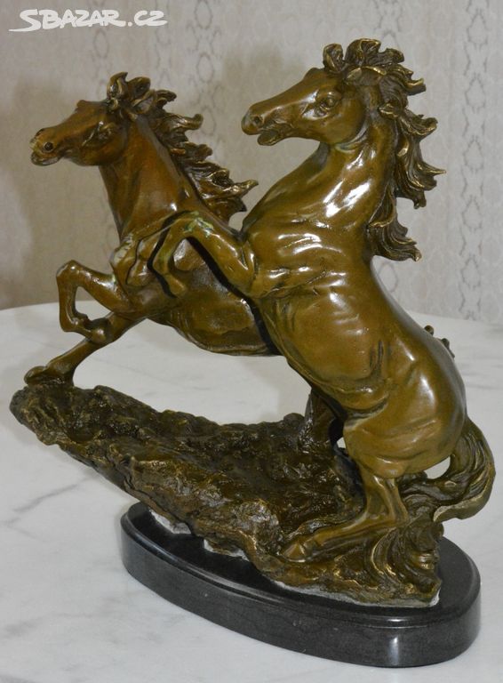 Bronzová socha - Koně na mramoru