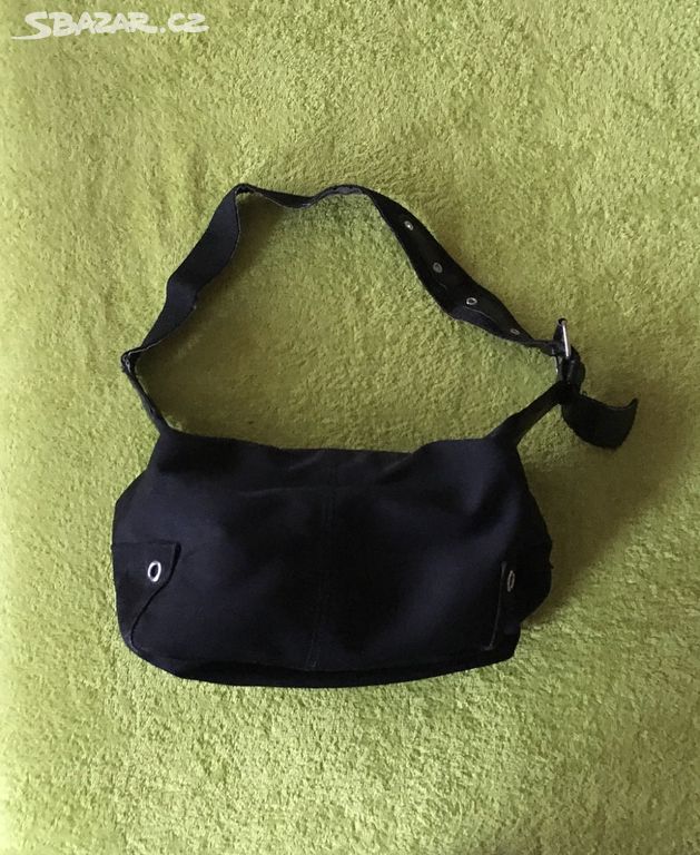Černá malá menší sportovní taška s ozdobným uchem