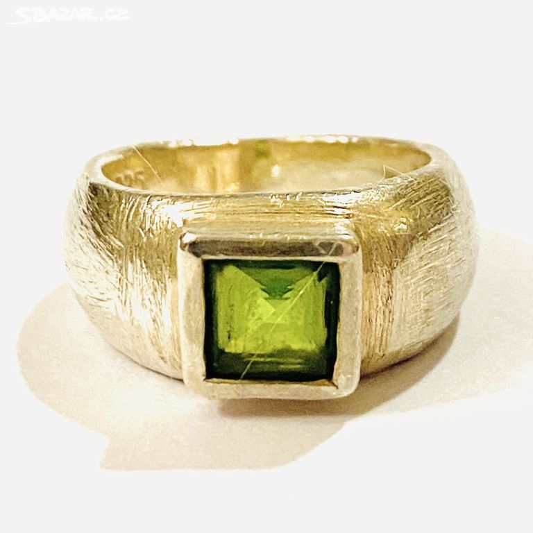 Stříbrný masivní prsten, zelený kámen, Ag 925