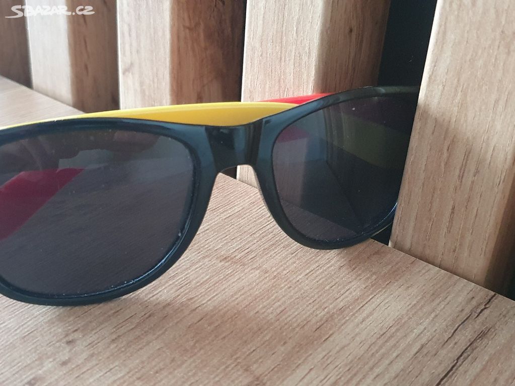 Sluneční brýle v německé trikoloře