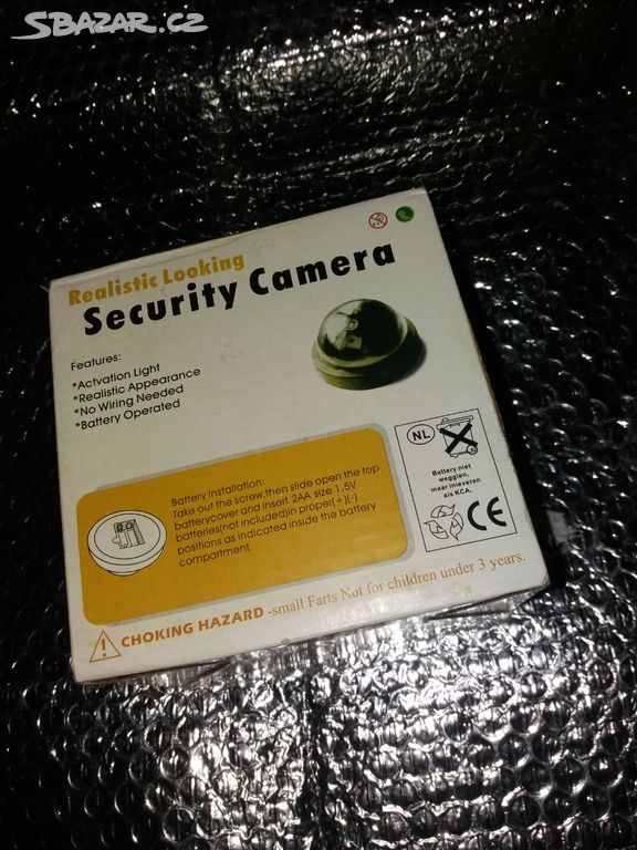 Realisticky vypadající maketa bezpečnostní kamery