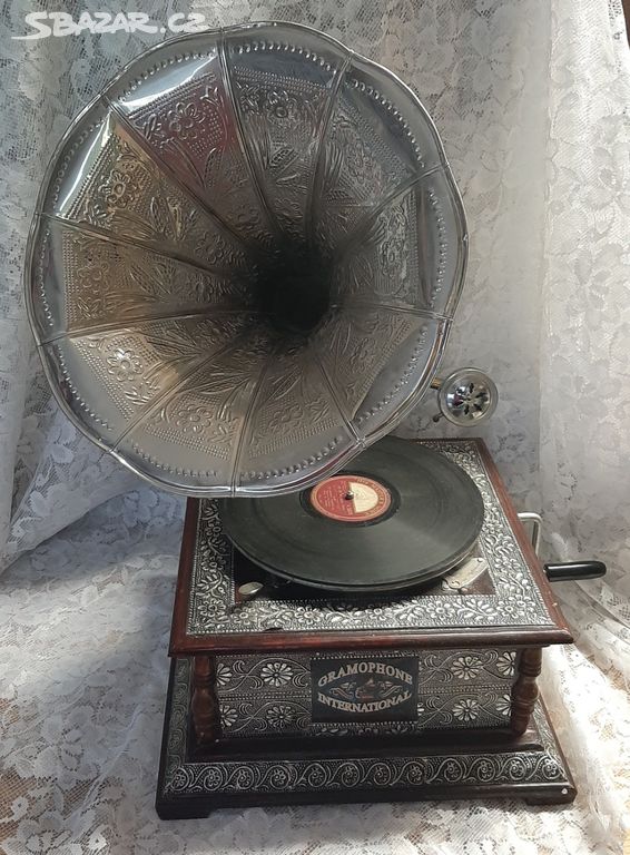 dřevěný gramofon na kliku s  gravírovanou troubou