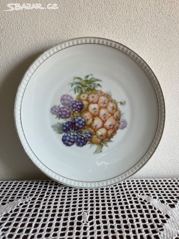 Závěsný dekorativní talíř s ovocem.