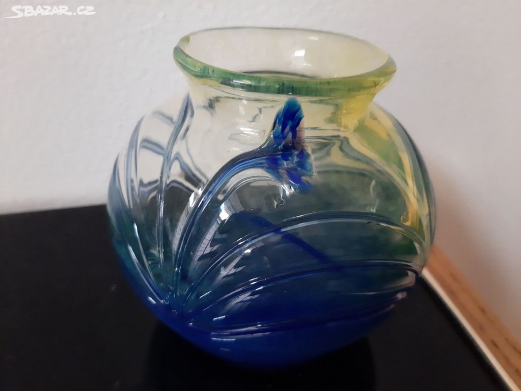 Luxusní váza z uranového skla s nálepy