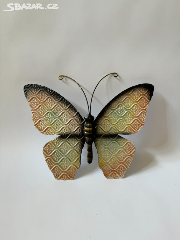 Duhový motýl - kovová nástěnná dekorace 29 cm