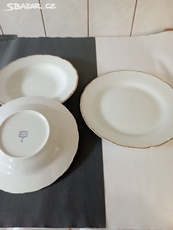 retro porcelánové talíře, bílé, zlatá linka