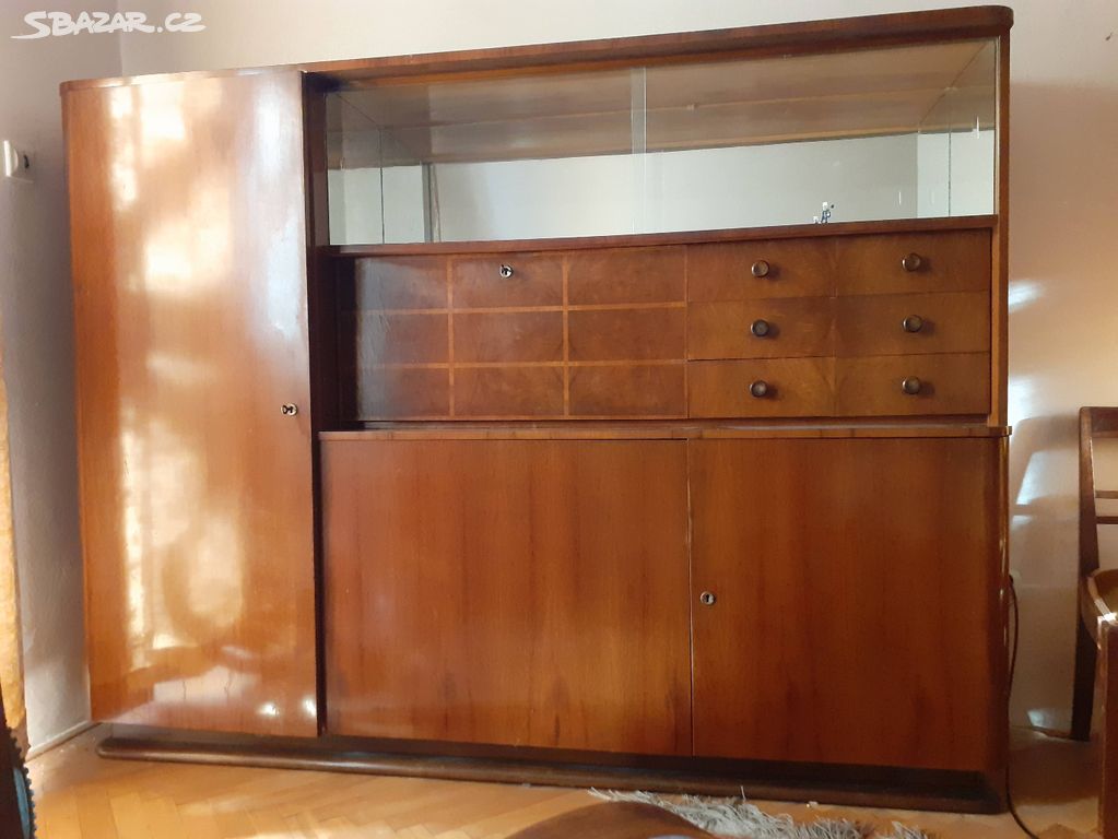 starý nábytek - sekretář a šatní skříně