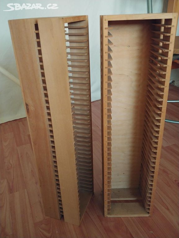2 ks Ikea dřevěné stojany na CD