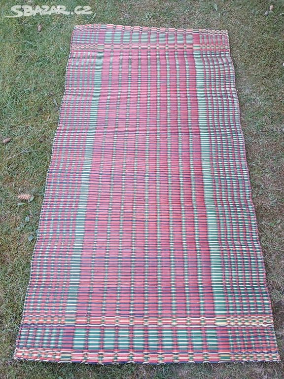 Retro tkaný plastový koberec