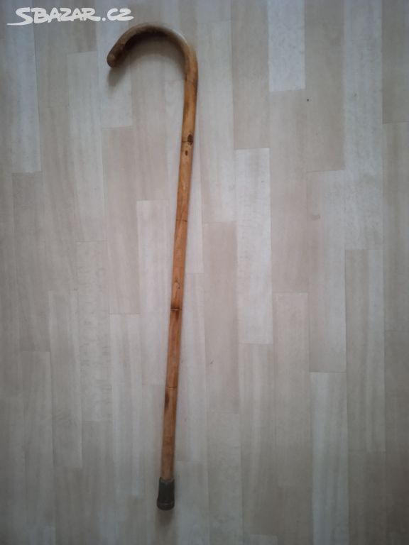 Stará dřevěná hůl s ozdobnou rukovětí