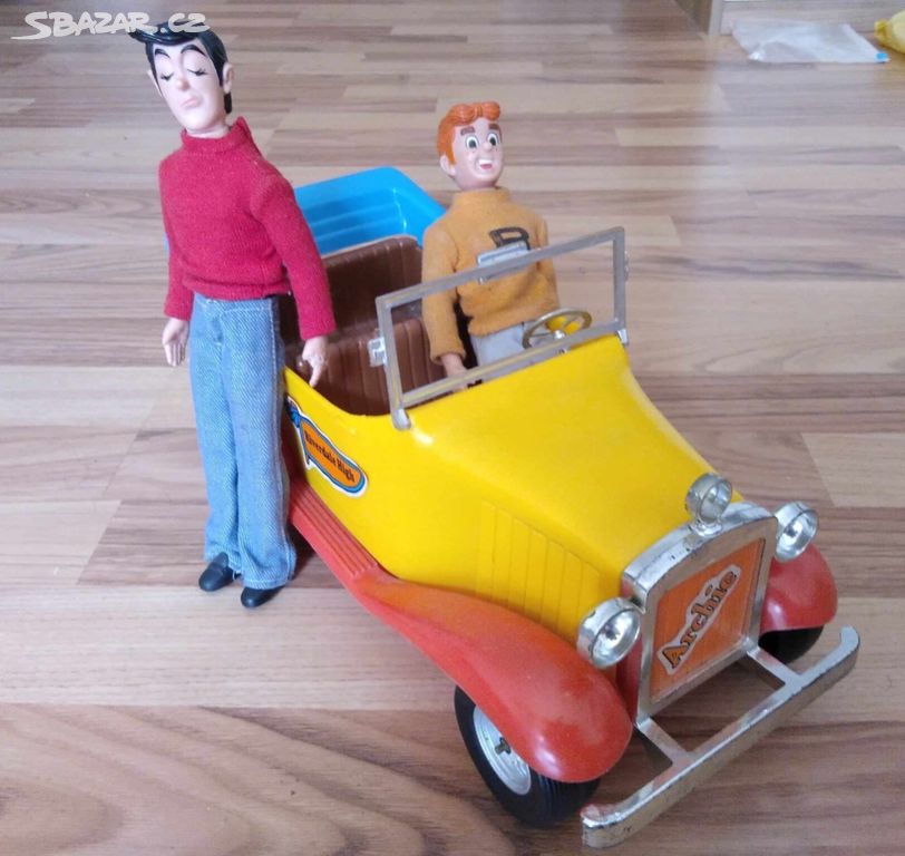 Vintage Archieho auto ze 70. let a 2 akční figurky