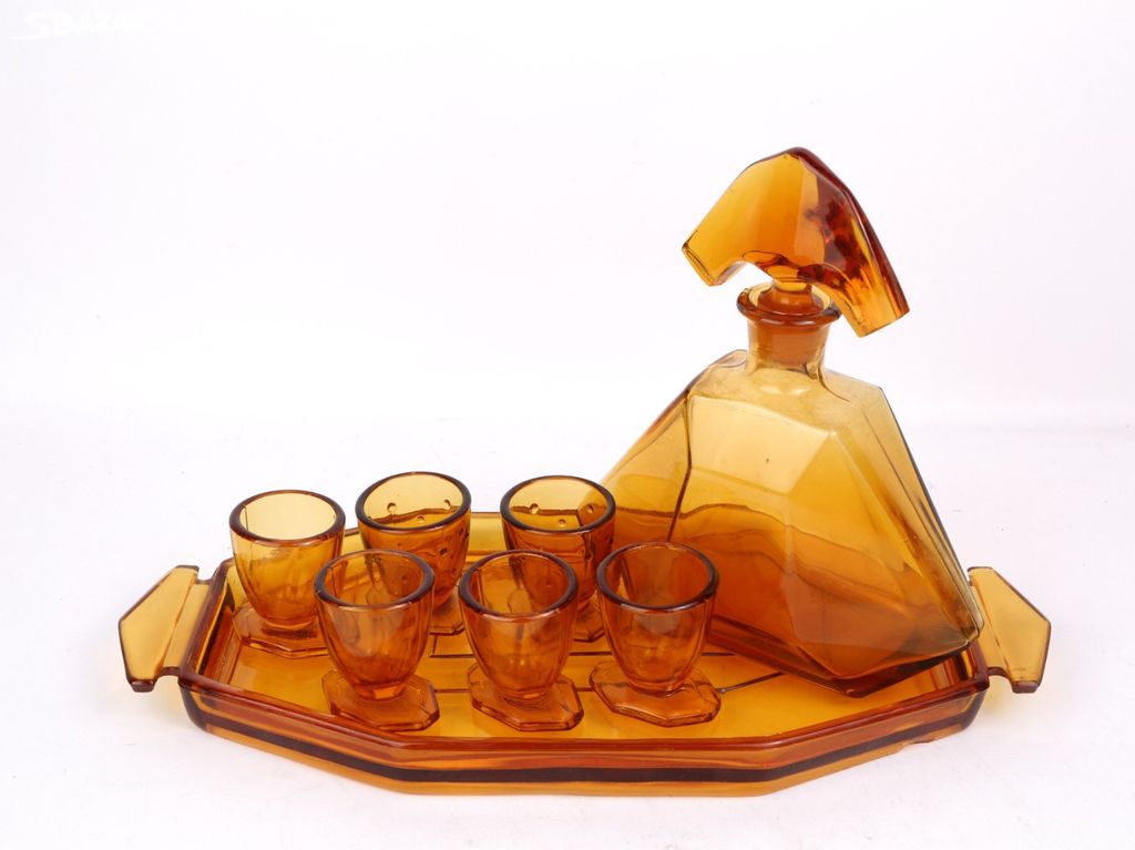 Retro skleněná karafa medové barvy se 6 panáky
