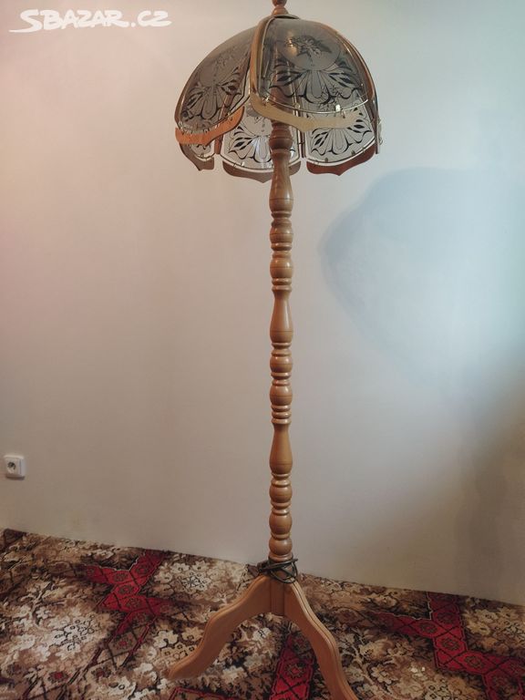 Stojací lampa dřevěná