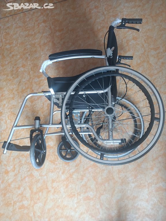 Invalidní vozík AT52301