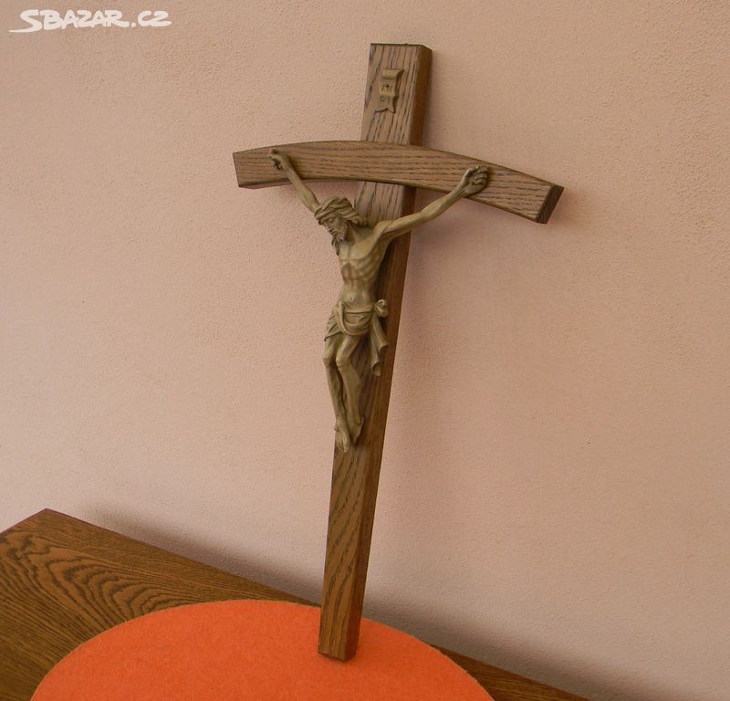 Nástěnný dřevěný kříž s Kristem.