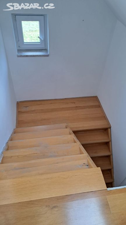 Dvouramenné dubové schodiště (bez zábradlí)