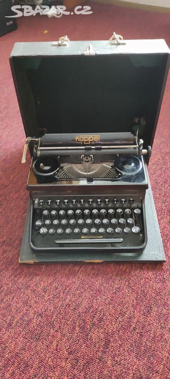 Funkční černý kufříkový psací stroj