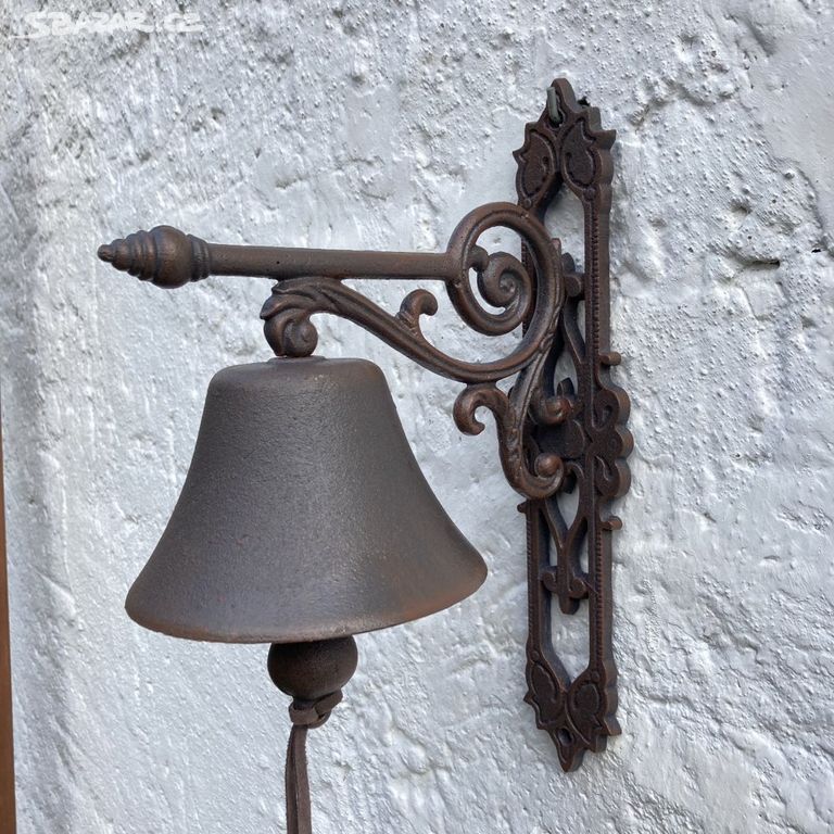 Závěsný litinový zvon, zvonek na zdobené konzoli