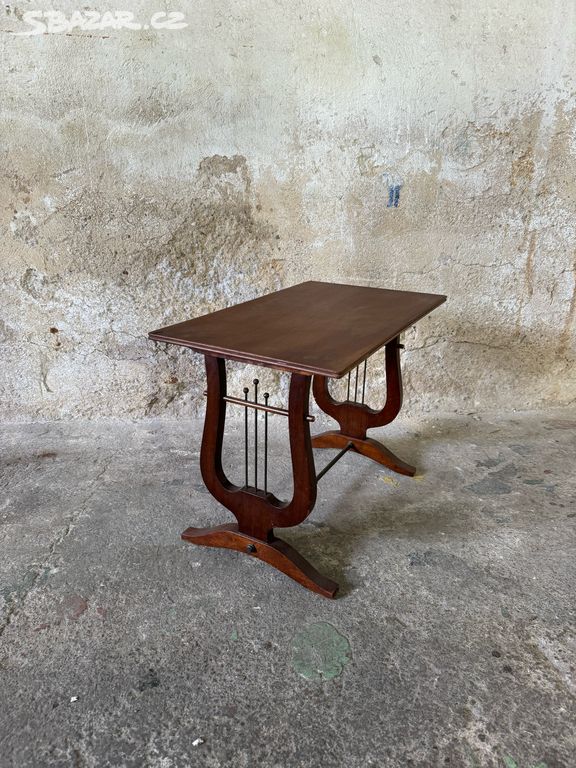 Dřevěná stolička (102065)