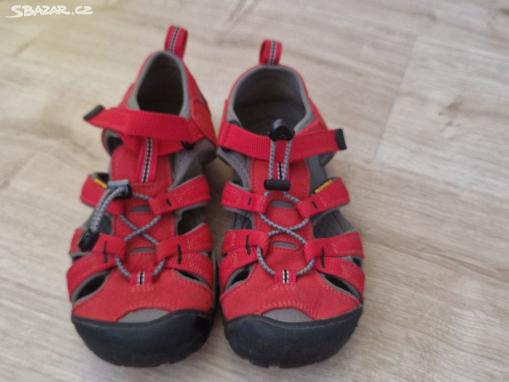 Dívčí červené sandály Keen velikost 35