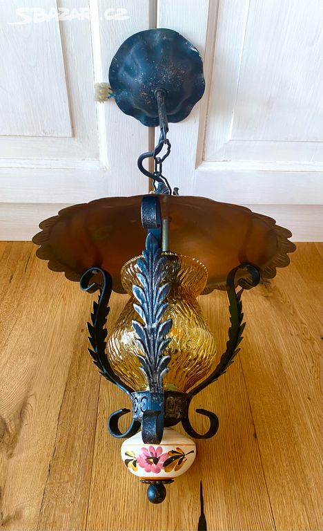 Stará krásná kovaná lampa